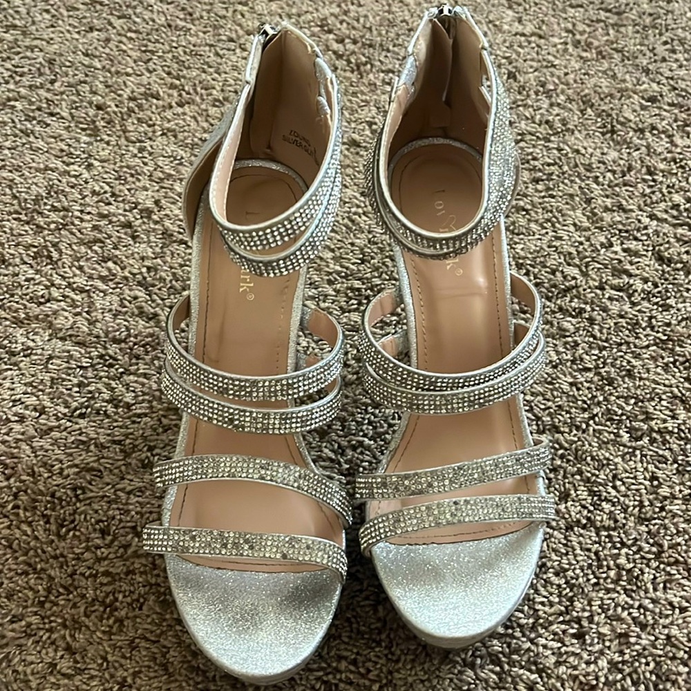 love mark size 9 silver heels